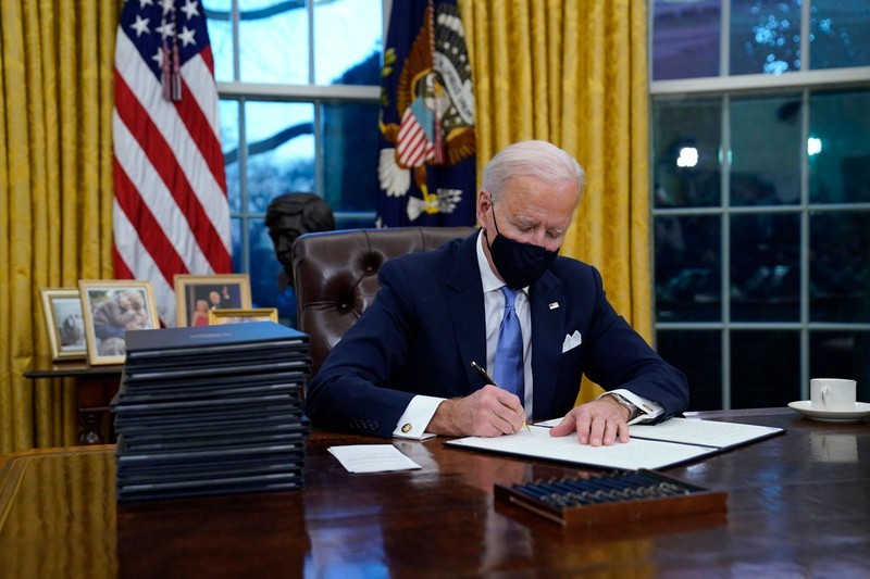 Tổng thống Mỹ Joe Biden đã ký hàng loạt sắc lệnh hành pháp mới từ ngày mới nhậm chức, trong đó chính thức đưa Mỹ tái gia nhập Hiệp định Paris về biến đổi khí hậu. (Nguồn: AP) Tổng thống Mỹ Joe Biden đã ký hàng loạt sắc lệnh hành pháp mới từ ngày mới nhậm chức, trong đó chính thức đưa Mỹ tái gia nhập Hiệp định Paris về biến đổi khí hậu. (Nguồn: AP)