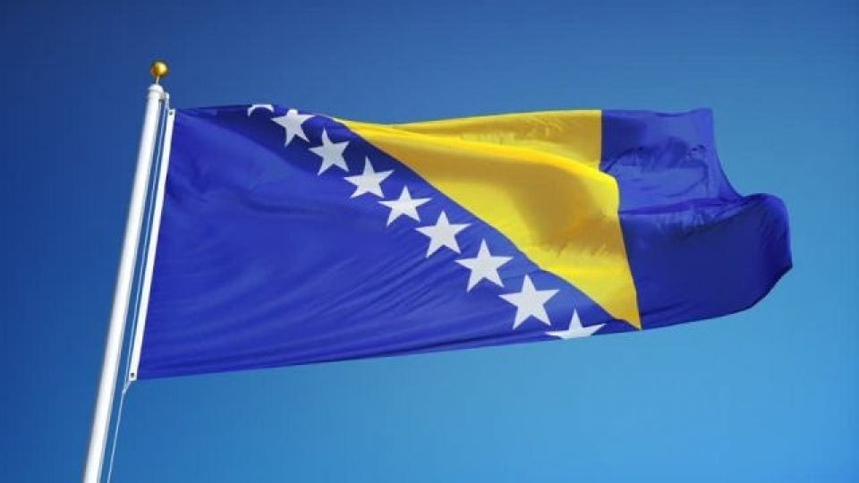 The national flag of Bosnia and Herzegovina. (Photo: NDO) Tin thế giới 4/11: Nga nói vấn đề Bosnia-Herzegovina có ‘bàn tay bên ngoài’ nhúng vào; Mỹ gọi Trung Quốc là ‘đối thủ chính’