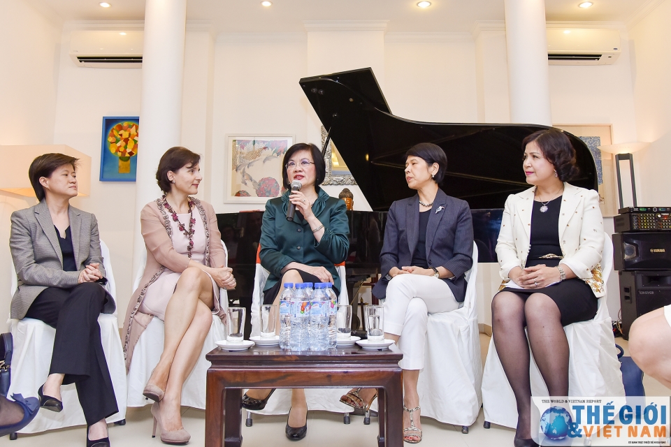 Cán bộ nữ đem lại luồng gió mới trong ngành Ngoại giao can bo nu dem lai luong gio moi trong nganh ngoai giao