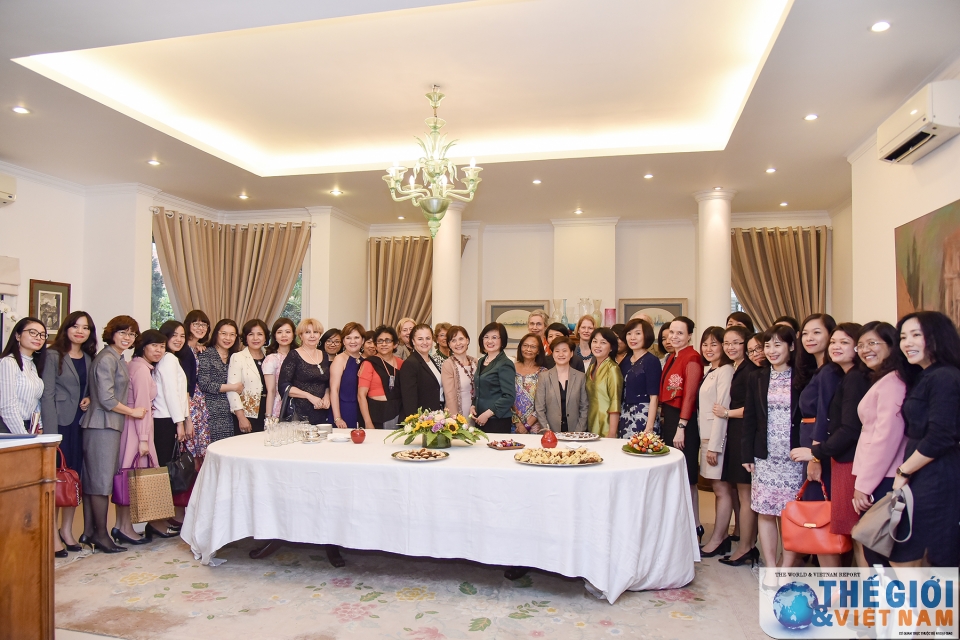 Cán bộ nữ đem lại luồng gió mới trong ngành Ngoại giao can bo nu dem lai luong gio moi trong nganh ngoai giao