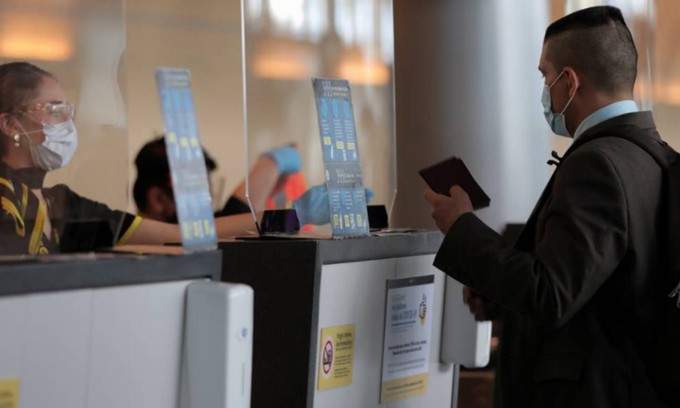 Một hành khách làm thủ tục tại sân bay ở Bogota, Colombia tháng 9/2020. (Nguồn: Reuters) Một hành khách làm thủ tục tại sân bay ở Bogota, Colombia tháng 9/2020. (Nguồn: Reuters)