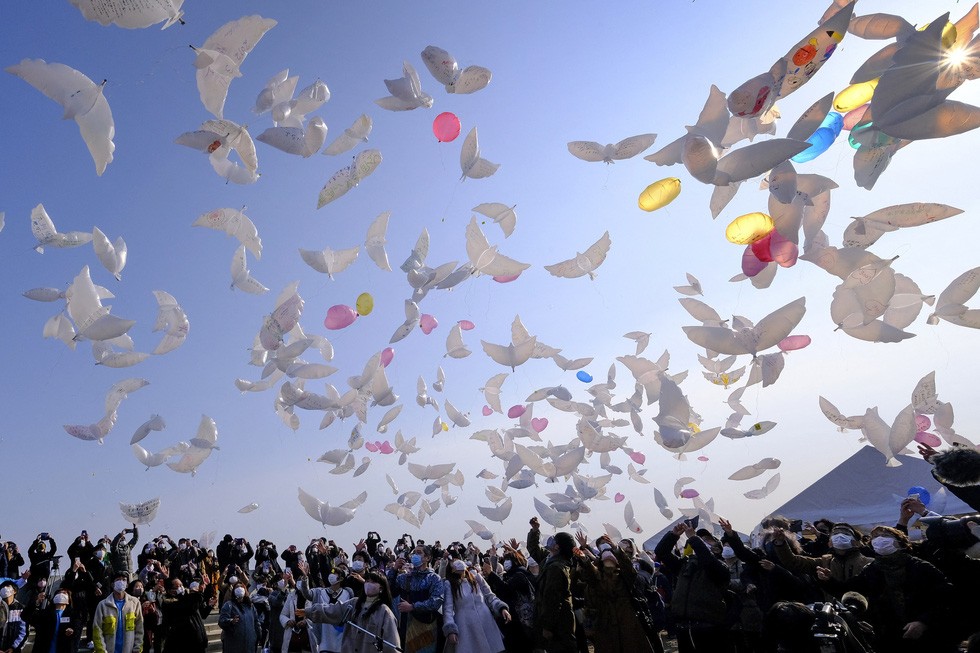 Cả nước Nhật im lặng mặc niệm lúc 14h46 ngày 11-3, giờ địa phương, đánh dấu khoảnh khắc trận động đất kinh hoàng xảy ra cách đây 10 năm, đã để lại những mất mát mà theo Thủ tướng Yoshihide Suga, đến nay vẫn quá sức chịu đựng.