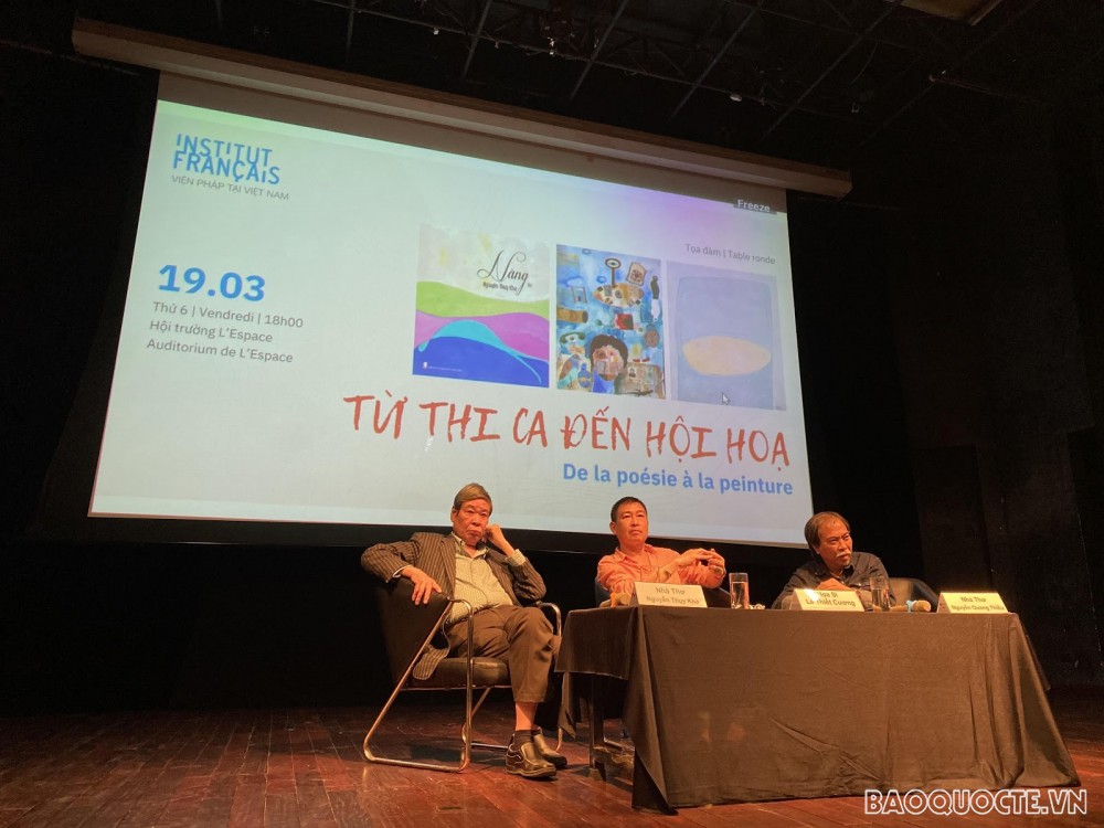 Các diễn giả tại buổi tọa đàm gồm nhà thơ Nguyễn Quang Thiều, Chủ tịch Hội Nhà văn Việt Nam, nhà thơ Nguyễn Thụy Kha và họa sĩ Lê Thiết Cương. (Ảnh: Kỳ Duyên)