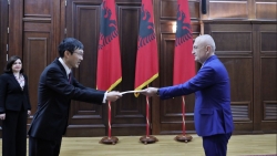 Đại sứ Lê Hồng Trường trình Thư ủy nhiệm lên Tổng thống Albania Ilir Meta