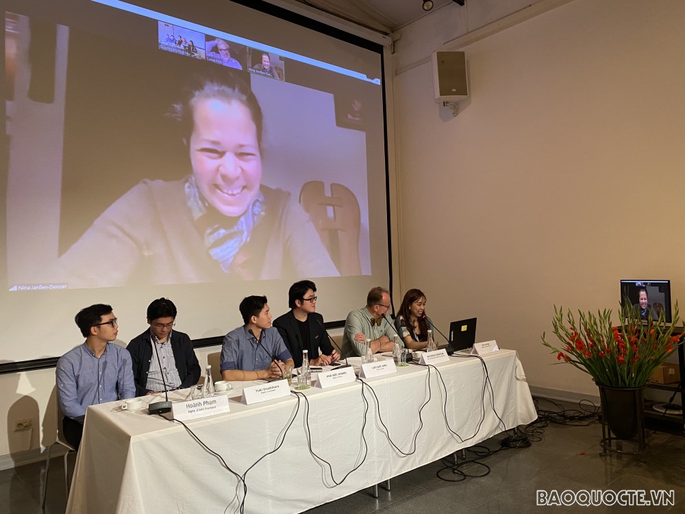 Các nghệ sĩ khách mời của Đức chia sẻ về hai dự án âm nhạc thông qua phần mềm Zoom (Ảnh: Kỳ Duyên)