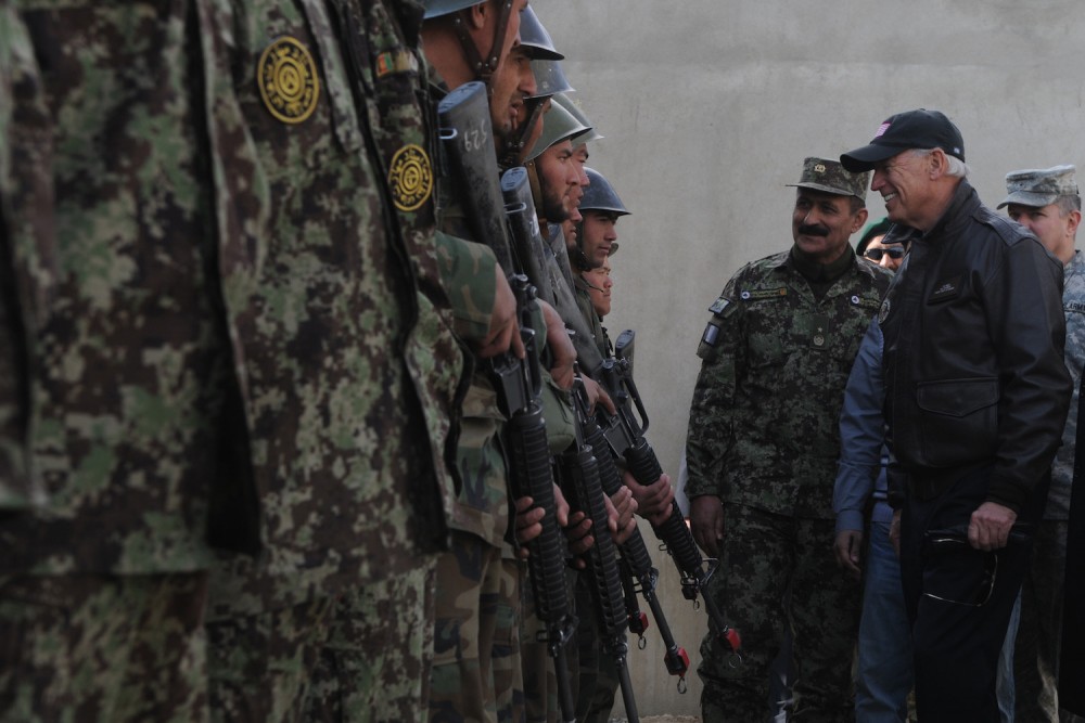 Ông Joe Biden khi còn là Phó Tổng thống Mỹ, đi thăm một trung tâm huấn luyện của Quân đội Quốc gia Afghanistan (ANA) ở Kabul vào ngày 1/11/2011. (Nguồn: AFP)