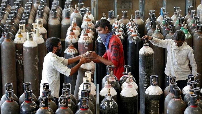 Thiếu hụt oxy khiến cho cuộc chiến chống Covid-19 của Ấn Độ cũng gặp không ít khó khăn. (Nguồn: Reuters)