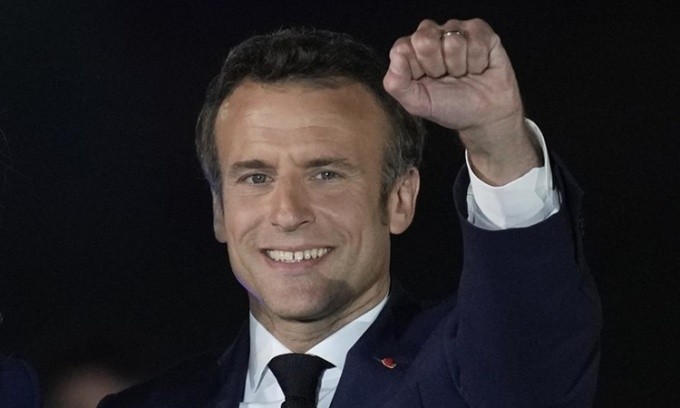 Tổng thống Pháp Emmanuel Macron ăn mừng với người ủng hộ tại thủ đô Paris hôm 24/4, sau khi giành chiến thắng cuộc bầu cử. (Nguồn: AP) Tổng thống Pháp Emmanuel Macron ăn mừng với người ủng hộ tại thủ đô Paris hôm 24/4, sau khi giành chiến thắng cuộc bầu cử. (Nguồn: AP)