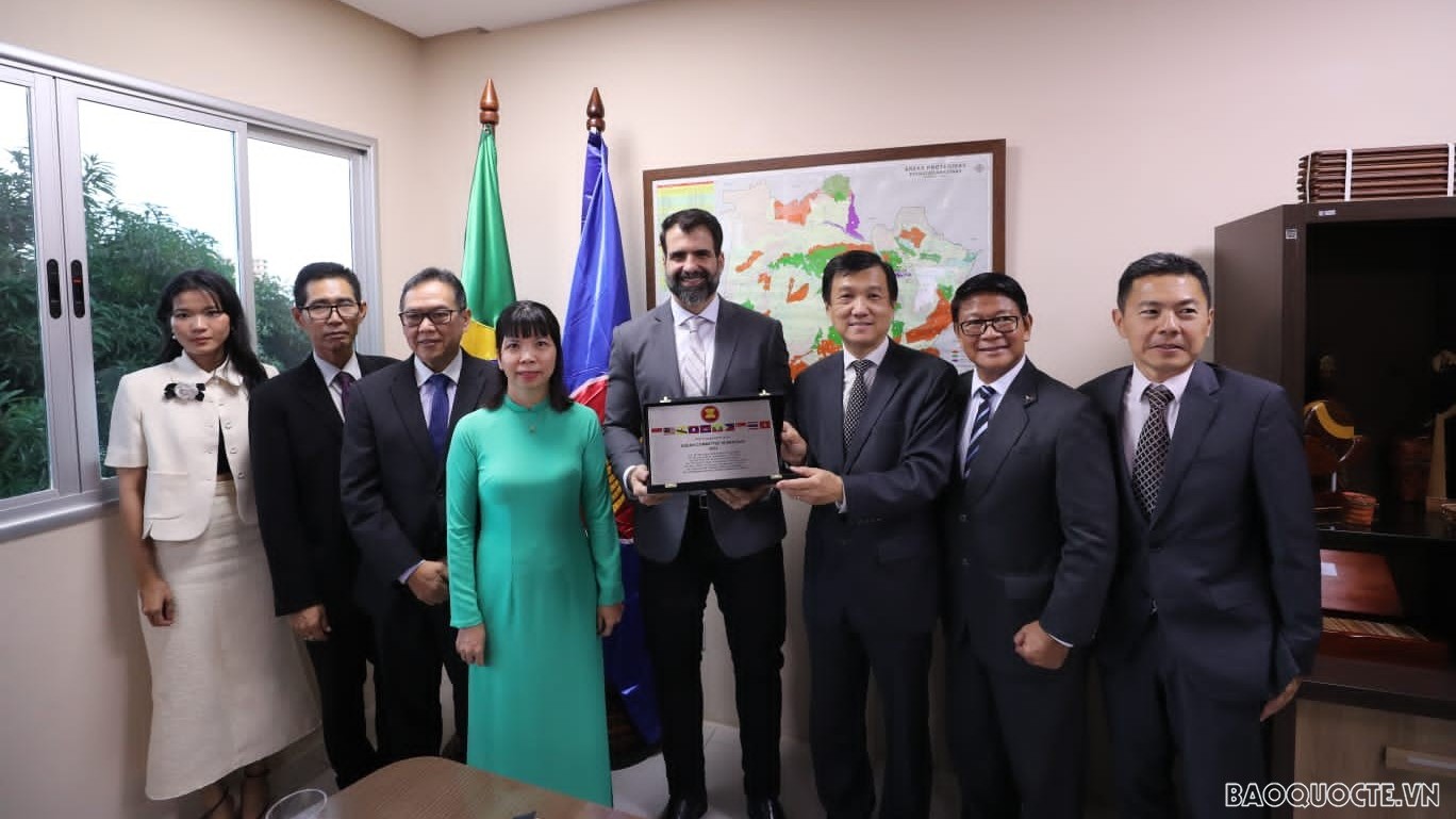 Đại sứ Việt Nam tại Brazil Phan Thị Kim Hoa đến thăm, làm việc tại bang Amazonas