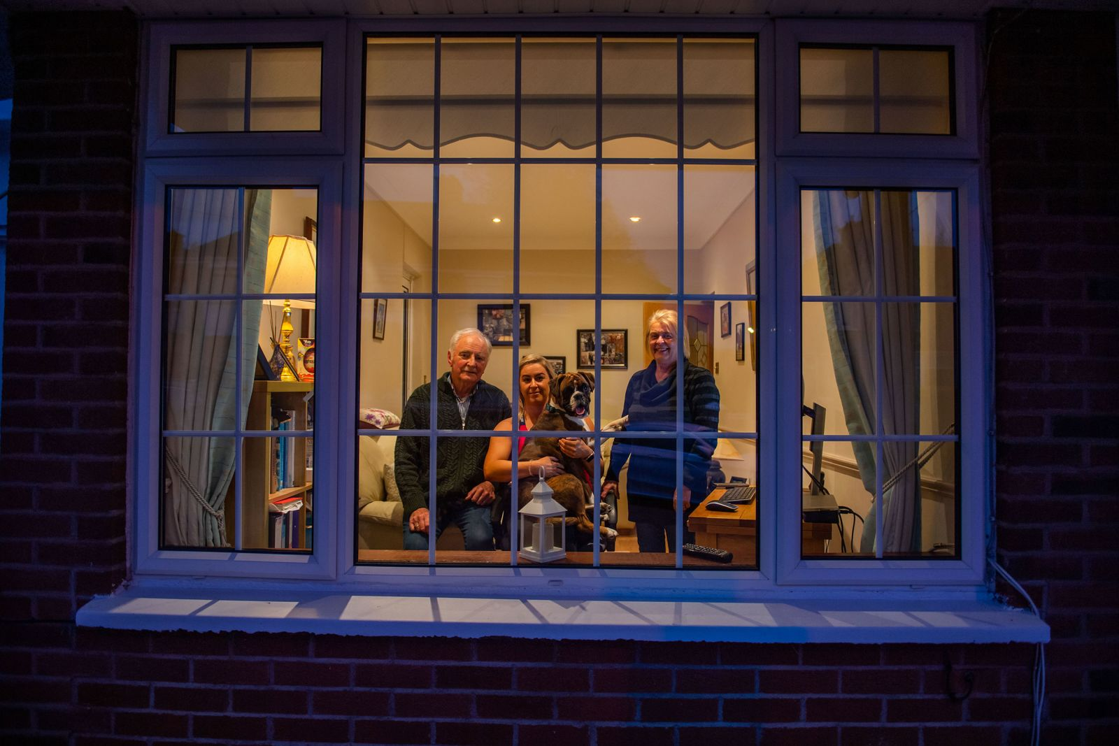 covid 19 cuoc song dang sau nhung khung cua so thoi cach ly xa hoi