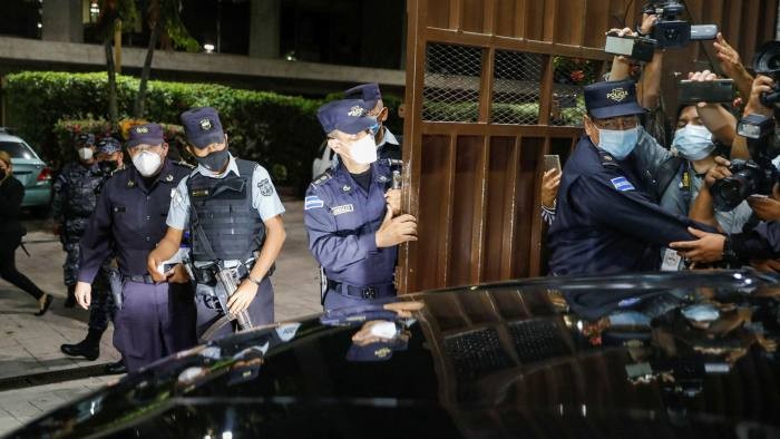 Cảnh sát hộ tống các thẩm phán thay thế vào tòa nhà của Tòa án tối cao ở thủ đô San Salvador. (Nguồn: Reuters) Cảnh sát hộ tống các thẩm phán thay thế vào tòa nhà của Tòa án tối cao ở thủ đô San Salvador. (Nguồn: Reuters)