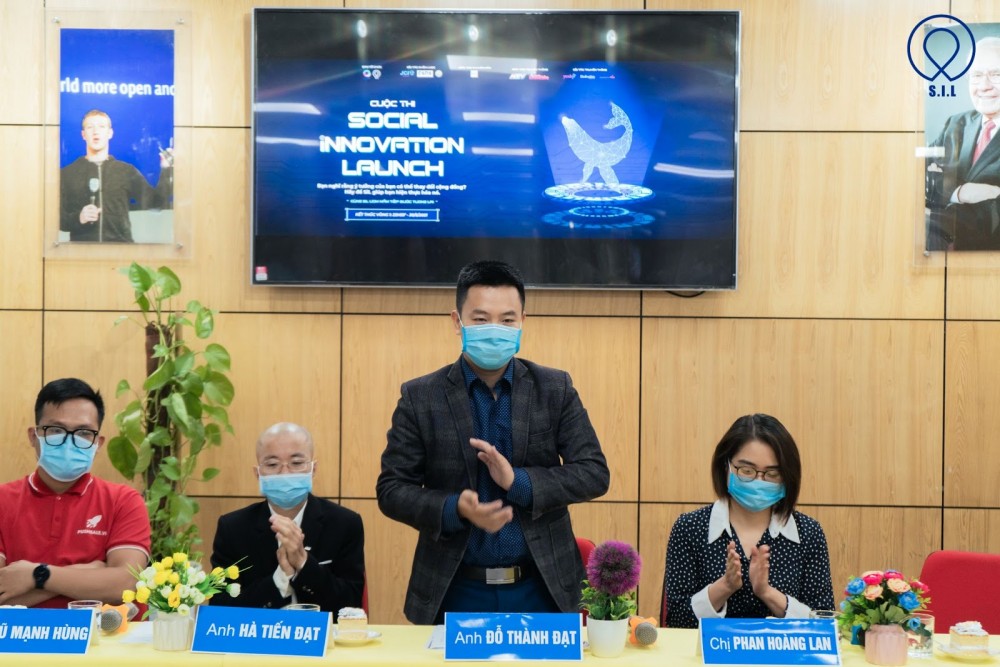 Tại buổi họp báo. Tại buổi họp báo.