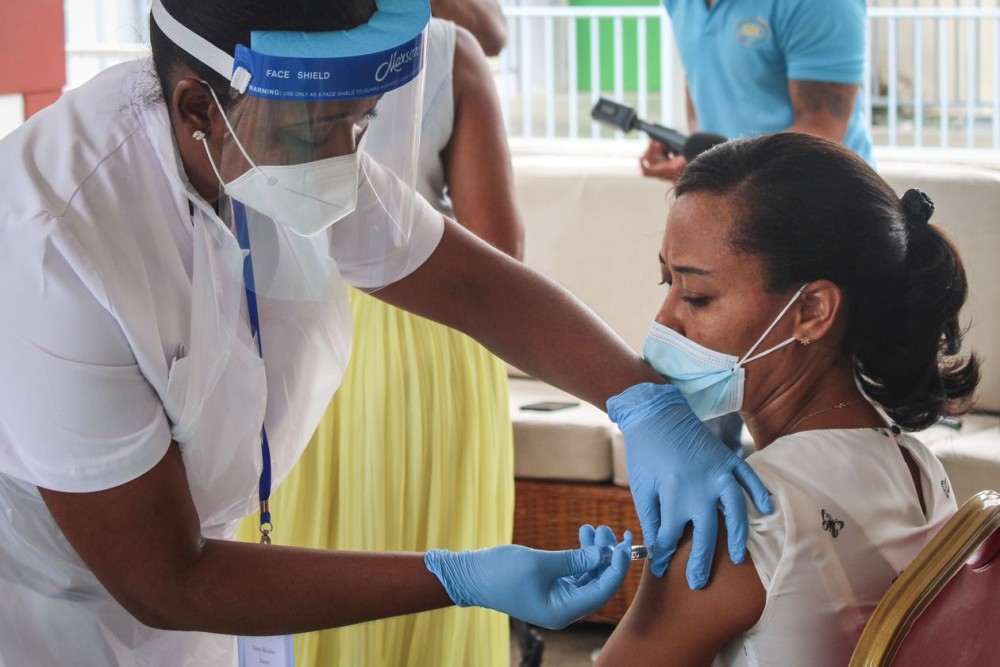Khoảng 38.000 người dân Seychelles được tiêm chủng vaccine Covid-19 của Sinopharm (Trung Quốc). (Nguồn: AFP) Khoảng 38.000 người dân Seychelles được tiêm chủng vaccine Covid-19 của Sinopharm (Trung Quốc). (Nguồn: AFP)