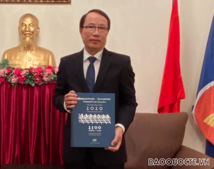 Đại sứ Việt Nam tại Hy Lạp Nguyễn Mạnh Cường chào từ biệt Tổng thống Hy Lạp nhận quà lưu niệm của Tổng thống Hy Lạp Katerina Sakellaropoulou.