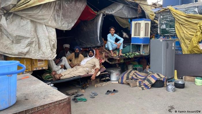 Cuộc sống tạm bợ của những người biểu tình. Cuộc sống tạm bợ của những người biểu tình.