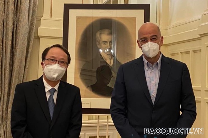 Đại sứ Nguyễn Mạnh Cường và Bộ trưởng Ngoại giao Hy Lạp Nikos Dendias. (Ảnh: ĐSQ) Đại sứ Nguyễn Mạnh Cường và Bộ trưởng Ngoại giao Hy Lạp Nikos Dendias. (Ảnh: ĐSQ)