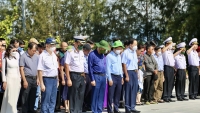 Đoàn công tác số 8 dâng hương tưởng nhớ 64 chiến sĩ hy sinh ở Gạc Ma