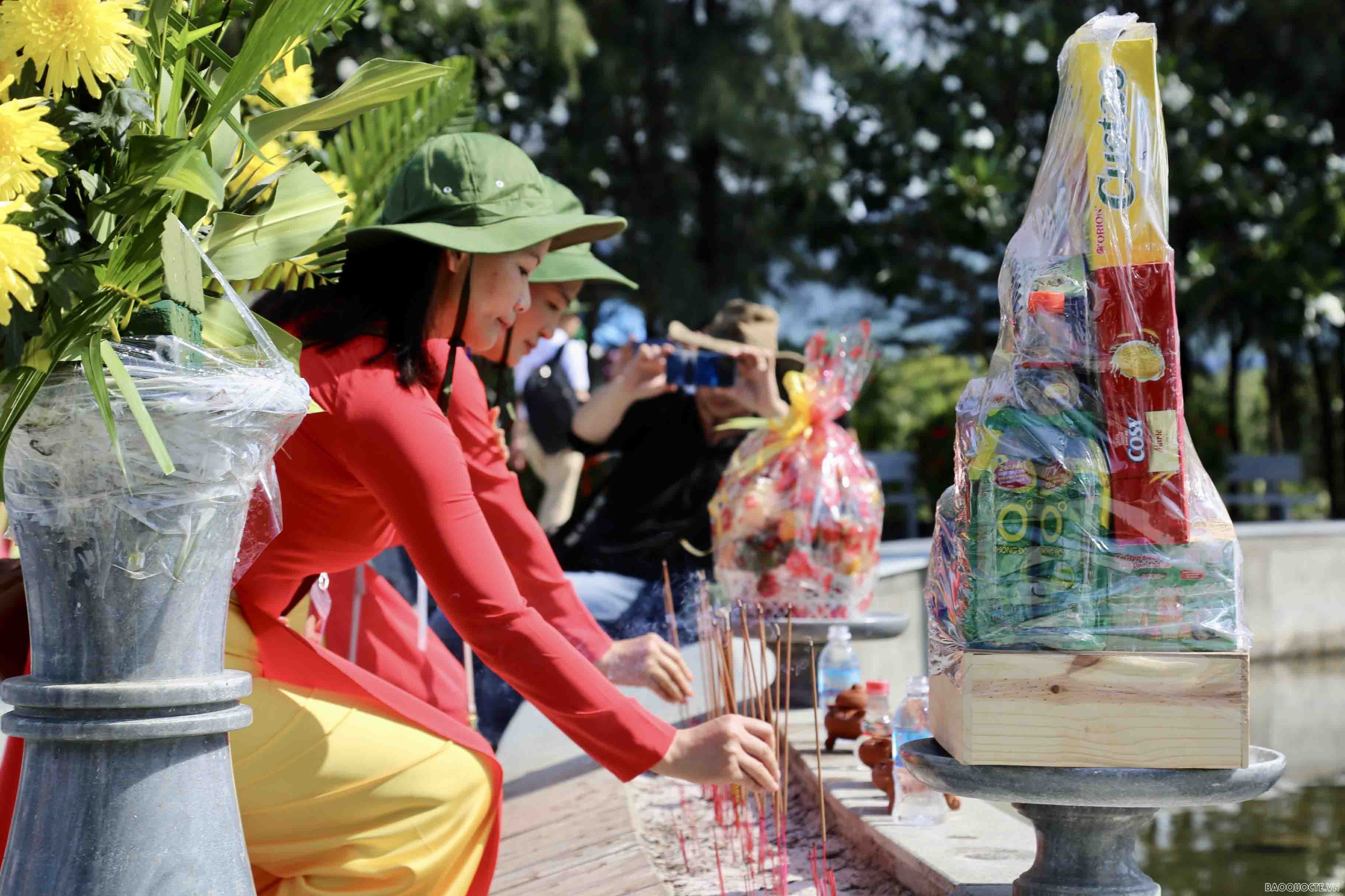 Đoàn công tác số 8 dâng hương tưởng nhớ 64 chiến sĩ hy sinh ở Gạc Ma