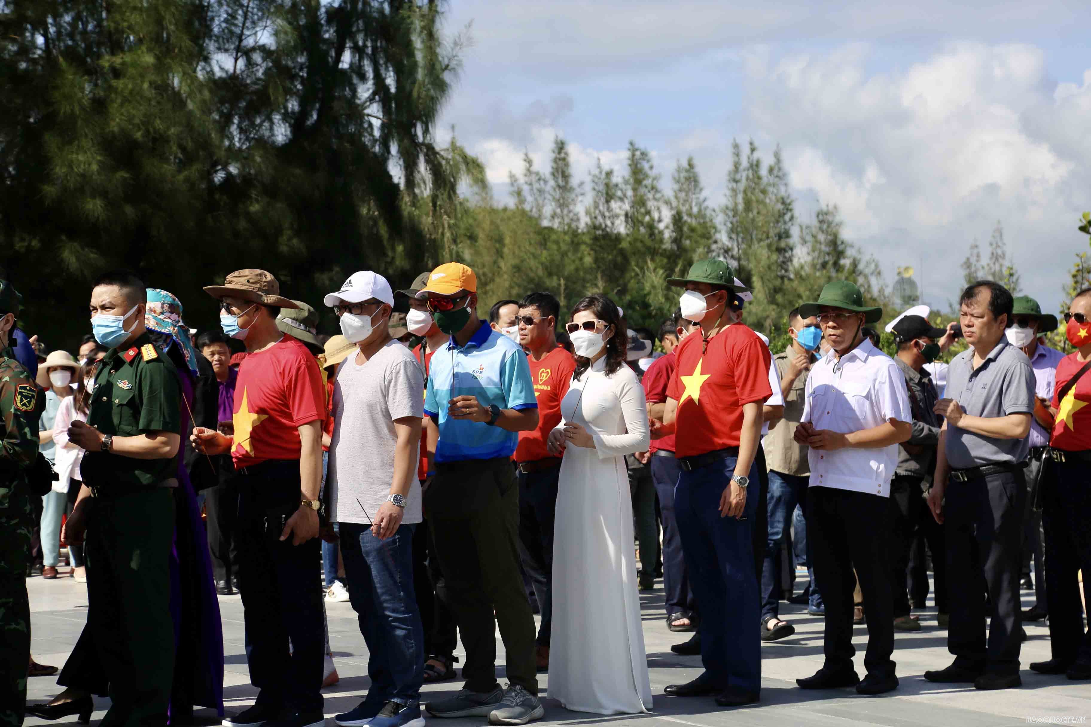 Đoàn công tác số 8 dâng hương tưởng nhớ 64 chiến sĩ hy sinh ở Gạc Ma