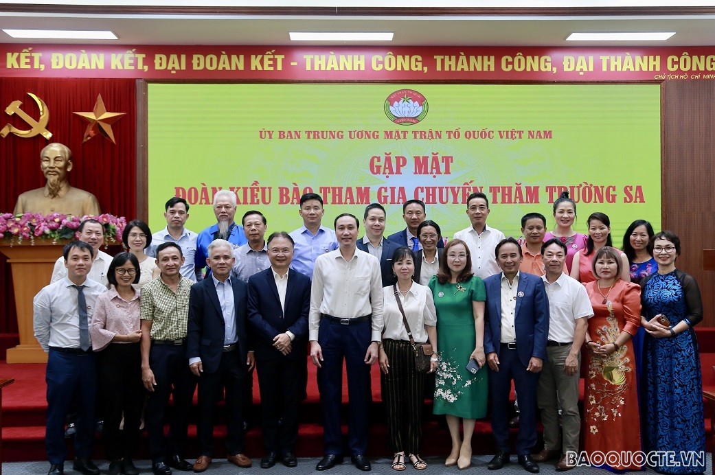 Các đại biểu chụp ảnh lưu niệm tại buổi gặp mặt. (Ảnh: Duy Quang)