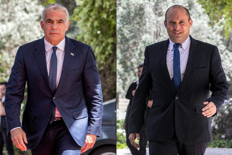 Hai đối thủ của ông Netanyahu là ông Yair Lapid (trái) và ông Naftali Bennett (phải) sẽ thay nhau điều hành chính phủ Israel. (Nguồn: Al Jazeera) Hai đối thủ của ông Netanyahu là ông Yair Lapid (trái) và ông Naftali Bennett (phải) sẽ thay nhau điều hành chính phủ Israel. (Nguồn: Al Jazeera)