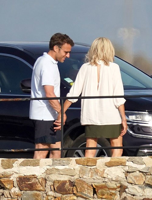 Tổng thống Pháp Emmanuel Macron và phu nhân tay trong tay đi dạo. (Nguồn: Mega) Tổng thống Pháp Emmanuel Macron và phu nhân tay trong tay đi dạo. (Nguồn: Mega)