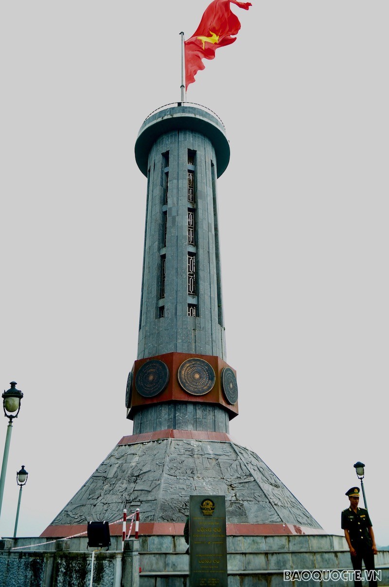 Công đoàn Bộ Ngoại giao tham dự Lễ chào cờ tại Cột cờ Lũng Cú, Hà Giang