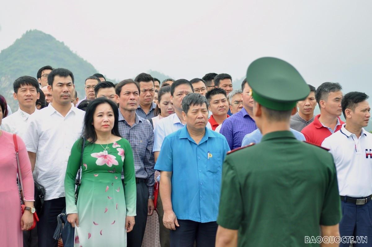 Công đoàn Bộ Ngoại giao tham dự Lễ chào cờ tại Cột cờ Lũng Cú, Hà Giang