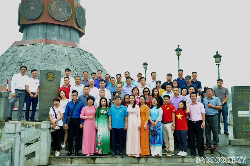 Công đoàn Bộ Ngoại giao tham dự Lễ chào cờ tại Cột cờ Lũng Cú, Hà Giang