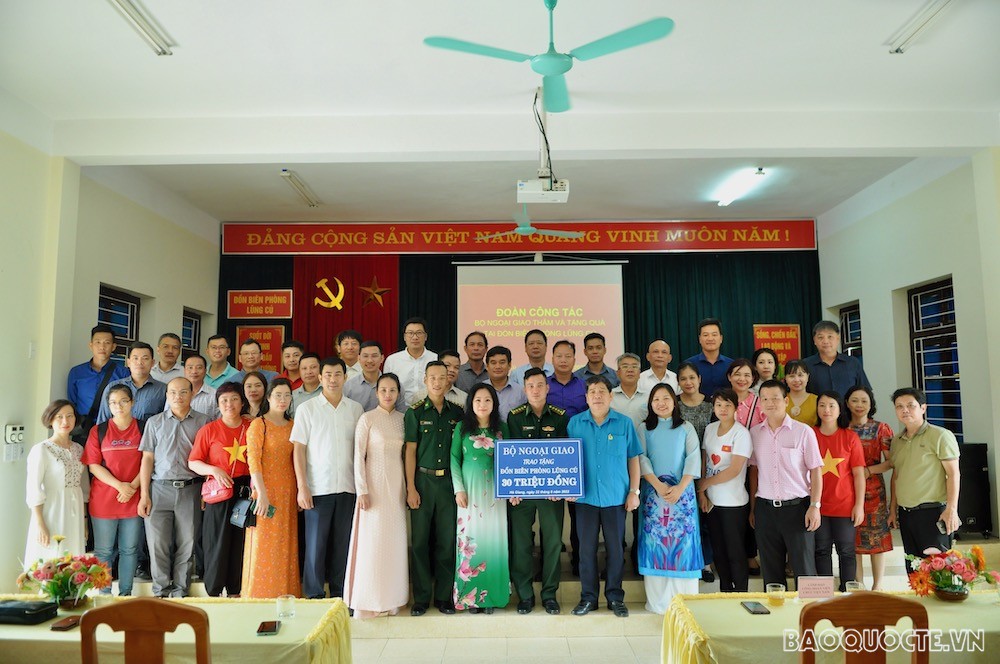 Công đoàn Bộ Ngoại giao tham dự Lễ chào cờ tại Cột cờ Lũng Cú, Hà Giang