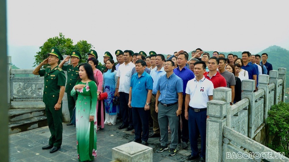 Công đoàn Bộ Ngoại giao tham dự Lễ chào cờ tại Cột cờ Lũng Cú, Hà Giang