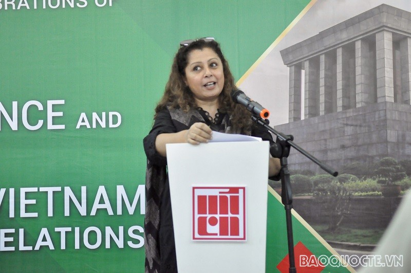 Nghệ sĩ nghệ thuật đương đại người Pakistan Massoma Syed chia sẻ về buổi triển lãm của mình. (Ảnh: Duy Quang)