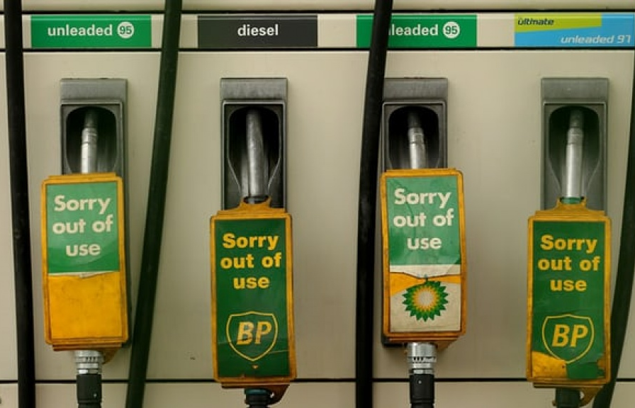 Anh cấm các dòng xe chạy bằng xăng và dầu diesel từ năm 2040