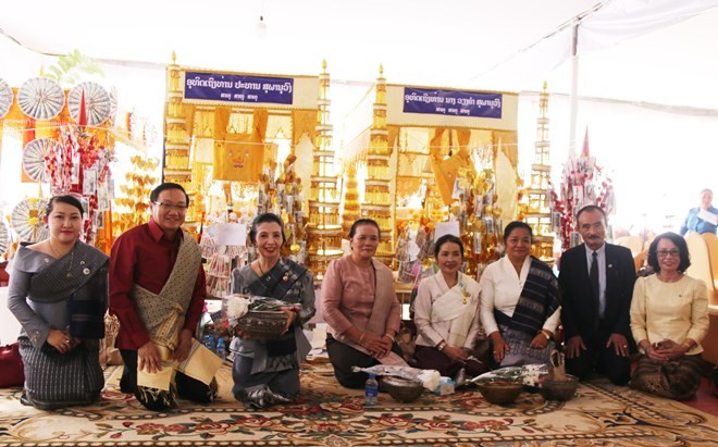 Ambassador Nguyen Ba Hung (second from left) attends the ceremony to mark the 110th birthday of late President Souphanouvong. (Photo: VNA) 2416-ambassador-nguyen-ba-hung