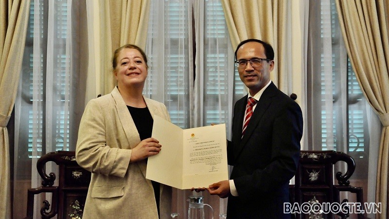 Trao giấy Chấp nhận lãnh sự cho Tổng Lãnh sự Nga tại Đà Nẵng