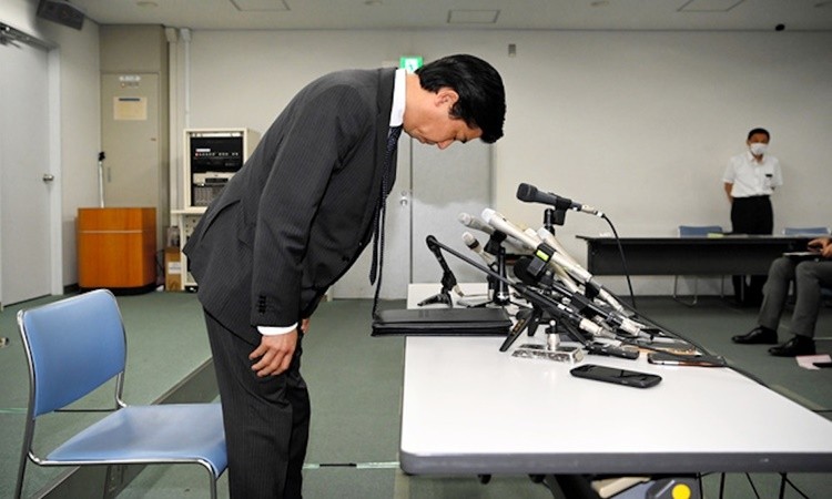 Cảnh sát trưởng tỉnh Nara, ông Tomoaki Onizuka cúi đầu xin lỗi người dân Nhật Bản. (Nguồn: Asahi)