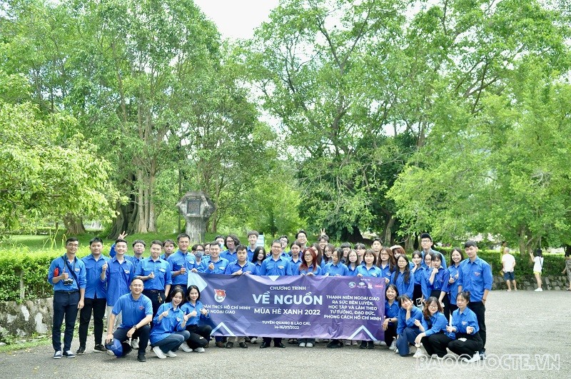 Đoàn Thanh niên Bộ Ngoại giao chụp ảnh lưu niệm tại cây đa Tân Trào