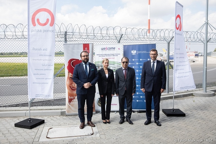 Đại sứ Việt Nam tại Ba Lan Nguyễn Hùng  cùng lãnh đạo các cơ quan Ba Lan tham dự Lễ bàn giao chuyển lô vaccine Covid-19 do Ba Lan viện trợ về Việt Nam