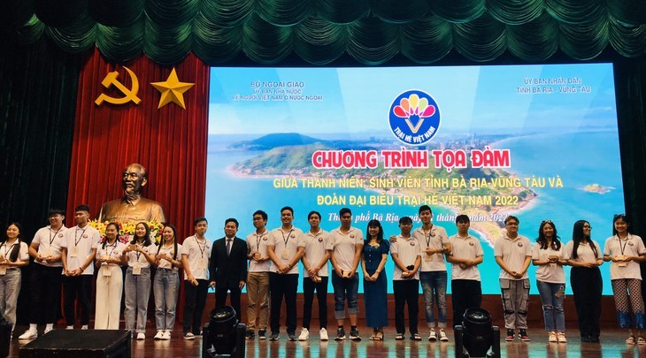 Đoàn kiều bào trẻ tham dự Trại hè Việt Nam 2022 nhận quà lưu niệm từ UBND tỉnh Bà Rịa - Vũng Tàu. Đoàn kiều bào trẻ tham dự Trại hè Việt Nam 2022 nhận quà lưu niệm từ UBND tỉnh Bà Rịa - Vũng Tàu.