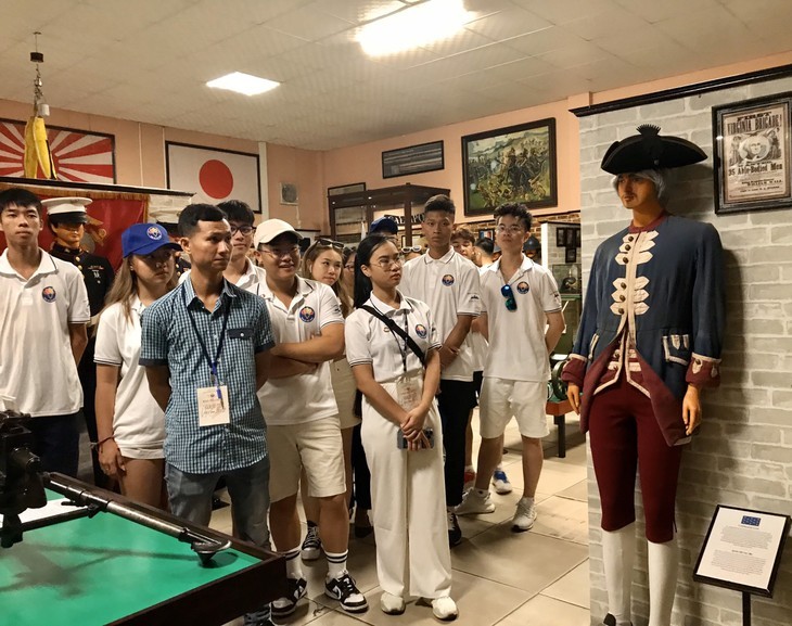 Đoàn kiều bào trẻ tham quan Bảo tàng Vũ khí cổ. Đoàn kiều bào trẻ tham quan Bảo tàng Vũ khí cổ.