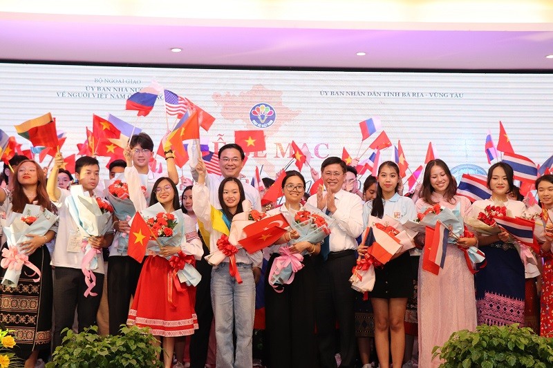 Lãnh đạo tỉnh, lãnh đạo Bộ Ngoại giao chụp hình lưu niệm với các trại sinh tham gia Trại hè Việt Nam 2022.