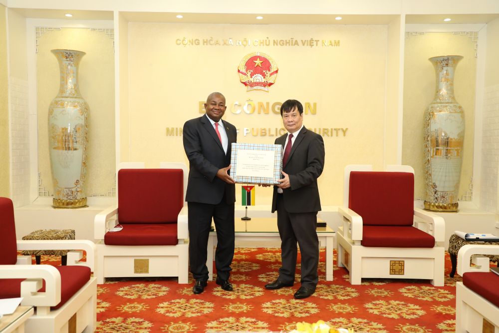 bo cong an trao tang bo noi vu mozambique khau trang phong chong dich covid 19
