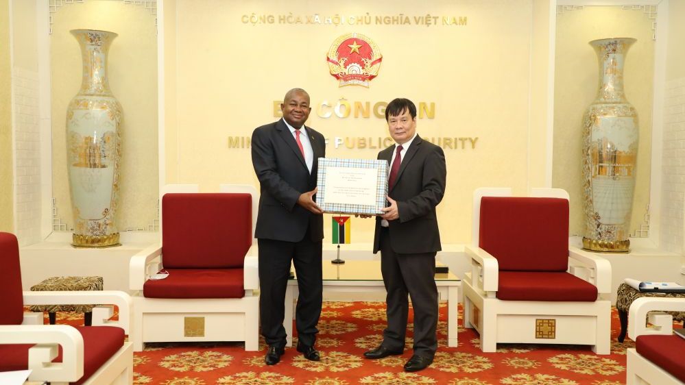 Bộ Công an trao tặng Bộ Nội vụ Mozambique 20.000 khẩu trang phòng chống dịch Covid-19