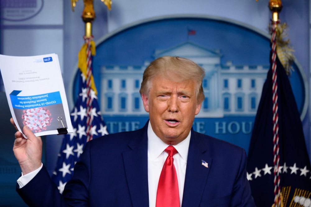 Tổng thống Mỹ Donald Trump tin rằng Mỹ sẽ có vaccine Covid-19 vào tháng 10 tới. (Nguồn: NY Times) tong-thong-trump-my-se-phan-phoi-khoang-100-trieu-lieu-vaccine-covid-19-trong-thang-10