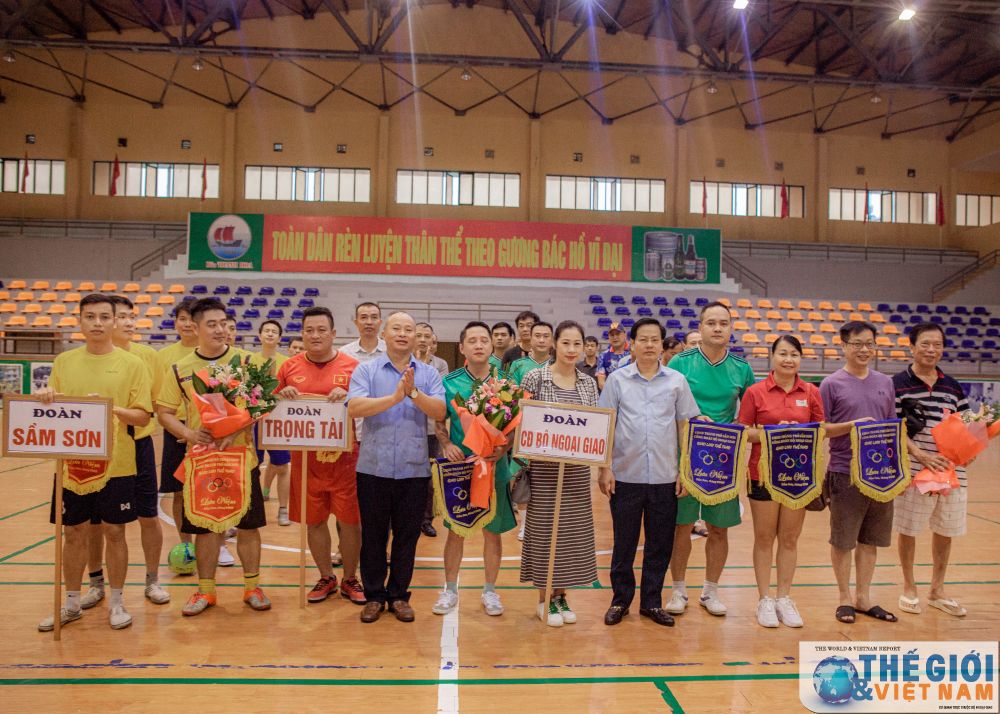 Chương trình giao lưu thể thao gồm các bộ môn: Bóng bàn, cầu lông, tennis và bóng đá. giao-luu-the-thao-giua-cong-doan-bo-ngoai-giao-va-ubnd-tp-sam-son-thanh-hoa-1