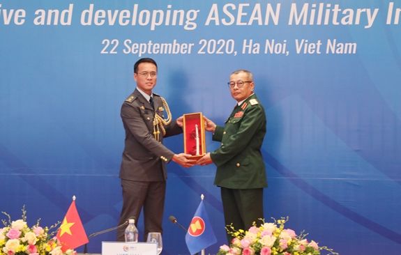 Trung tướng Phạm Ngọc Hùng đã bàn giao chức Chủ tịch AMIM cho đại diện quân đội Brunei Darussalam. tin-tuc-asean-buoi-sang-239