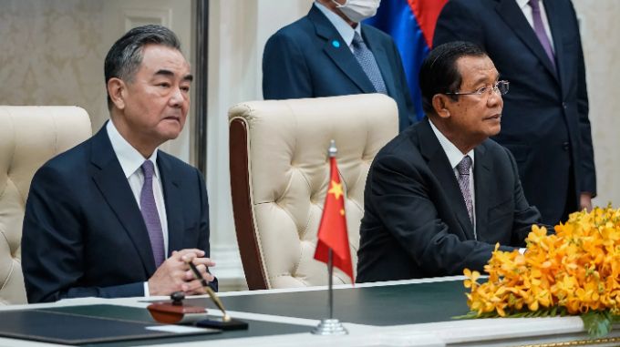 Bộ trưởng Ngoại giao Trung Quốc Vương Nghị và Thủ tướng Campuchia Hun Sen tham dự lễ ký kết FTA tại Phnom Penh. (Nguồn: Nikkei) Tin tức ASEAN buổi sáng 13/10: Chuyến thăm Đông Nam Á của Ngoại trưởng Trung Quốc, SEA Games 31 sẽ có thể thao điện tử?