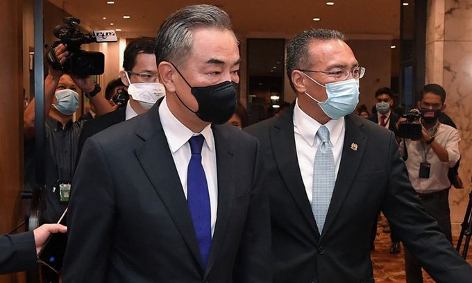 Ngoại trưởng Malaysia Hishammuddin Hussein (phải) đón tiếp Ngoại trưởng Trung Quốc Vương Nghị tại Kuala Lumpur Tin tức ASEAN buổi sáng 14/10: ASEAN trong cạnh tranh Mỹ-Trung, dịch Covid-19 vẫn phức tạp