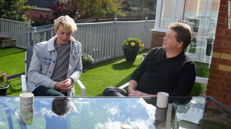 Alastair Fraser-Urquhart, 18 tuổi, ban đầu bị gia đình ngăn cản khi đăng ký tham gia thử nghiệm vaccine Covid-19. (Nguồn: CNN) Câu chuyện ít biết về những người tình nguyện...nhiễm Covid-19