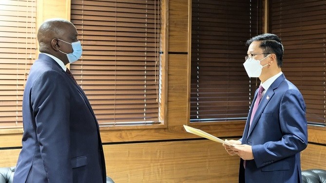 Đại sứ Hoàng Văn Lợi trình Thư ủy nhiệm lên Tổng thống Botswana